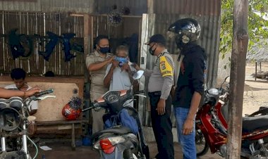 Bhabinkamtibmas-Aipda-Socherman-Eduard-Laksanakan-Operasi-Yustisi-Penertiban-Penggunaan-Masker.