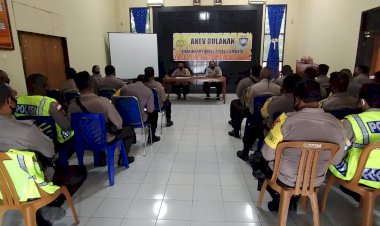 Giat-Anev-Bulanan,-Kapolres-Lembata-Meminta-Agar-Seluruh-Anggota-Bhabinkamtibmas-Polres-Lembata-Ikhlas-Dalam-Bertugas- 