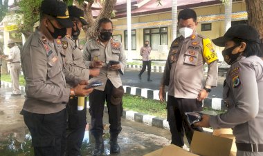 Tingkatkan-Kewaspadaan-Terhadap-Penyebaran-Covid-19,-Kapolres-Lembata-Bagikan-Masker-Untuk-Personil-Polres-Lembata