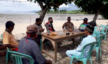 Melalui-Giat-Sambang,-Bhabinkamtibmas-Desa-Kolipadan, -Kec.-Ile-Ape,-kab.-Lembata -Himbau-Protokol-Kesehatan-Dan-Harkamtibmas