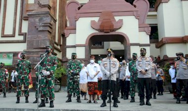 Cek-Penegakan-Prokes,-Panglima-TNI-Dan-Kapolri-Kelilingi-Dua-Pasar-Di-Bali