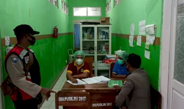 Bhabinkamtibmas-Desa-Wailolong-Brikpa-Firmon-Tamonob-Sambangi-Petugas-Kesehatan-Puskesmas-Balauring