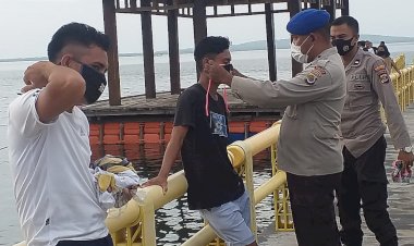 Kepolisian-Resor-Lembata-Bagikan-Masker-di-Tempat-Wisata-Pantai-Eks-Harnus