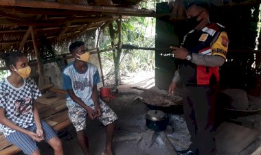 Bhabinkamtbmas-Bripka-Petrus-P.-Golek-Melakukan-Sambang-Terhadap-Warga-Binaannya.