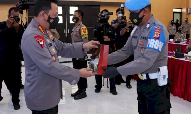 Kapolri-memberikan-penghargaan-berupa-kesempatan-sekolah-perwira-kepada-personel-polda-DIY-yg-berprestasi.