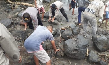 Tanggap-Bencana-Kapolres-Lembata-bersama-Personil-Polres-Lembata-Evakuasi-Warga-dan-Pencarian-Korban.