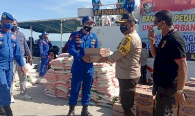 Logistik-Bantuan-Peduli-Kemanusiaan-dari-Posko-Penampungan-Polda-Bali-tiba-di-Pelabuhan-Laut-Lewoleba-Kab.-Lembata,-Ini-yang-dilakukan-Polres-Lembata