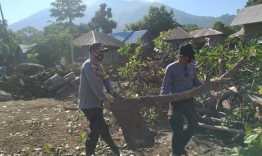 Pasca-Bencana-Tanah-Longsoe-dan-Banjir-Bandang,Kapolres-Lembata-Bersama-Forkopimda-Kab.-Lembata,-Laksanakan-Giat-Bakti-Sosial.