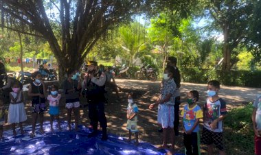 Tim-Psikologi-SSDM-Mabes-Polri,Polda-NTT-di-bantu-Polres-Lembata-lakukan-Trauma-Healing-untuk-warga-terdampak-bencana