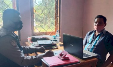 Bhabinkamtibmas-Desa-Roho-Kecamatan-Buyasuri-Kabupaten-Lembata-Bripka-Karama-Senen-Amang-Bako-melaksanakan-Patroli-sambang