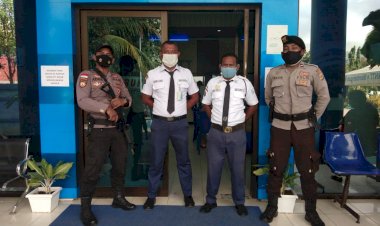 ANGGOTA-UNIT-PAM-OBJEK-VITAL-SAT-SABHARA-POLRES-LEMBATA-LAKSANAKAN-GIAT-PENGAMANAN-BANK