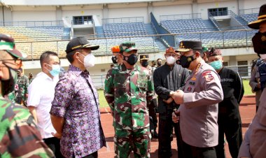 Tinjau-Vaksinasi-di-Bandung,-Panglima-dan-Kapolri-Berharap-Program-Vaksinasi-Presiden-1-Juta-1-Hari-Tercapai