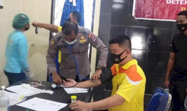 Kapolres-Lembata-Pimpin-Anggota-Melaksanakan-Pemeriksaan-Kesehatan