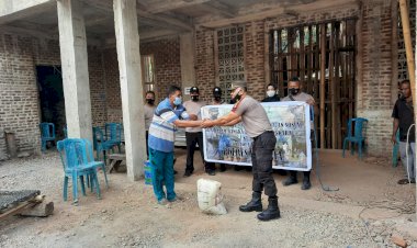 Jelang-HUT-Bhayangkari-ke-75-Kapolsek-Omesuri-Lakukan-Bakti-Sosial