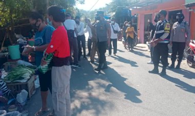 Kapolsek-Omesuri-Tertibkan-Penggunaan-Masker-Dan-Penerapan-PPKM-Mikro-Di-Pasar-Balauring.