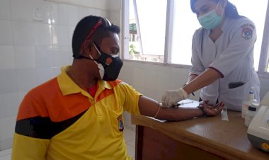 KBO-Sabhara-Polres-Lembata-Donorkan-Plasma-Darah-Untuk-Masyarakat-Positif-Covid-19.