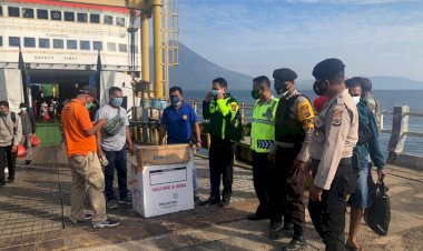 Petugas-Kepolisian-Dan-TNI-Kawal-Ketat-Distribusi-Vaksin-Untuk-Kabupaten-Lembata.