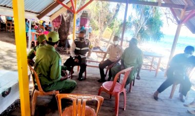 Bhabinkamtibmas-Sambangi-Linmas-Guna-Tingkatkan-Pengawasan-Terkait-Penerapan-Protokol-Kesehatan-Di-Desa