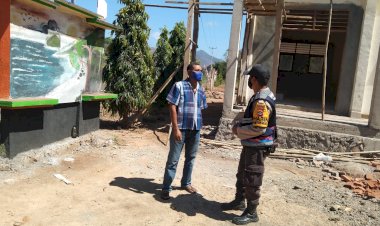 Bhabinkamtibmas-Desa-Penikenek-Himbau-Kepsek-Agar-KBM-Siswa-Selalu-Patuhi-Protkes.