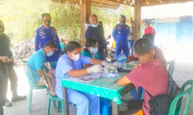 Kasat-Polair-Polres-Lembata-Pimpin-Pengamanan-Vaksinasi-Massal-Tahap-I-Pelabuhan-Laut-Lewoleba.