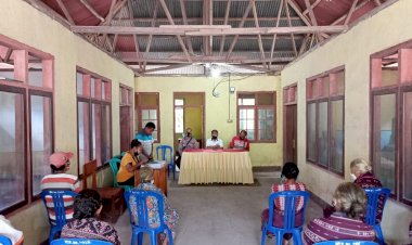 Kapospol-Atadei-Pantau-Pembagian-BLT-Di-Kantor-Desa-Lerek.