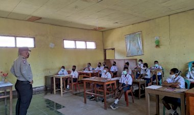 Dalm-Rangka-Operasi-Bina-Waspada-Kanit-Binmas-Polsek-Buyasuri-Sambangi-Siswa-SMP-Swasta-Mampir.