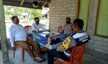 Jelang-Pilkades-Kapolsek-Nagawutung-Sambangi-Anggota-BPD.