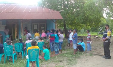 Monitoring-Pembagian-BLT-Kapospol-Lebatukan-Bripka-Christo-Sapa,-Himbau-Warga-Dukung-Percepatan-Vaksinasi.