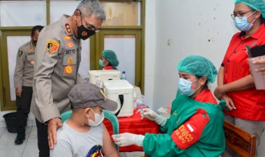 Tinjau-Pelaksanaan-Vaksinasi-Merdeka-Anak,-Kapolda-NTT-:-Target-yang-Harus-Dicapai-dengan-Jumlah-Anak-yang-Ada-di-Wilayah-Nusa-Tenggara-Timur-ini-kurang-lebih--607.189