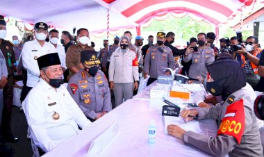 Tinjau-Vaksinasi-se-Indonesia,-Kapolri-Saksikan-Gubernur-Maluku-Utara-Divaksin