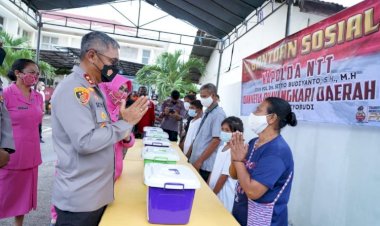 Bantu-Masyarakat-di-Masa-Pandemi-Covid-19,-Kapolda-NTT-dan-Ketua-Bhayangkari-Daerah-NTT-Salurkan-Bantuan-Sosial-Kepada-Masyarakat-di-Belu
