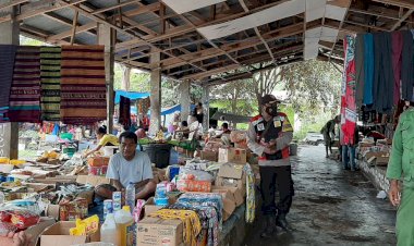 Sambangi-Pedagang-Pasar-Bhabinkamtibma-Ingatkan-Agar-Patuhi-Protkes.