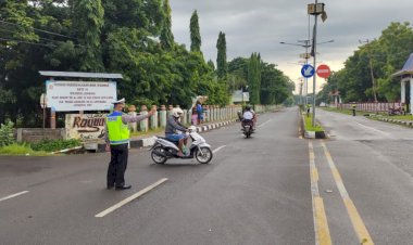 Sat-Lantas-Polres-Lembata-Rutin-Laksanakan-Giat-Gatur-Lalin-Pada-Pagi-Hari