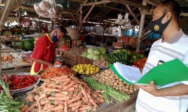 Cek-Harga-Sembako,-Sat-Reskrim-Polres-Lembata-Lakukan-Monitoring-di-Pasar