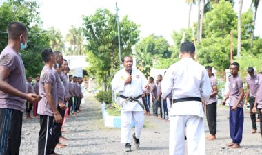 Tingkatkan-Keterampilan,-Polres-Lembata-Berikan-Latihan-Beladiri-Kepada-Peserta-Diklat-Satpam