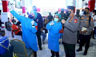 Tinjau-Vaksinasi-Serentak,-Kapolri-Ingatkan-Pentingnya-Vaksin-untuk-Hadapi-Omicron
