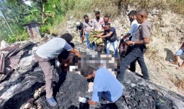 Si-Jago-Merah-Beraksi,-Kasat-Reskrim-Polres-Lembata-Pimpin-Olah-TKP-Kebakaran-Rumah-Di-Desa-Lewoeleng-Kec.-Lebatukan-Kab.-Lembata