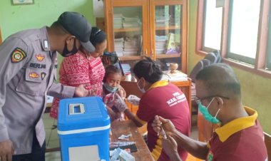 Percepatan-Vaksinasi-Anak-Merdeka,-Kanit-Samapta-Polsek-Buyasuri-Terus-Pantau-Giat-Vaksin.