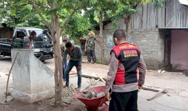 Sambangi-Warga-Binaan-Bhabinkamtibmas-Bantu-Perbaiki-Jalan.