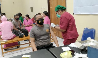 Personel-Polres-Lembata-dan-Pengurus-Bhayangkari-cab.-Lembata-Ikuti-Vaksinasi-Booster