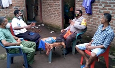 Sambangi-Warga-Bhabinkamtibmas-Minta-Warga-Berikan-Dukungan-Percepatan-Vaksinasi.