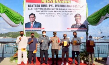 Kapolda-NTT-Bersama-Menko-Perekonomian-RI-Serahkan-Bantuan-Tunai-PKLWN-Tahun-2022-di-Labuan-Bajo