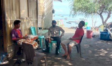 Sambangi-Para-Nelayan-Kanit-Patroli-Sat-Polair-Polres-Lembata-Pastikan-Tidak-Ada-Yang-Gunakan-Peledak-Dan-Pukat-Harimau.