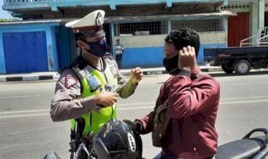 Ops-Aman-Nusa-II,-Upaya-Minimalisiri-Penyebaran-Covid-19-Sat-Lantas-Polres-Lembata-Bagikan-Masker-Kepada-Pengendara.