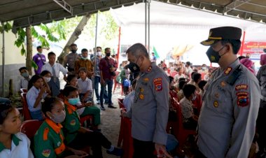 Tinjau-Vaksinasi-di-Polres-Sumba-Barat-Daya,-Kapolda-NTT-Motivasi-Warga-Agar-Tidak-Takut-Divaksin