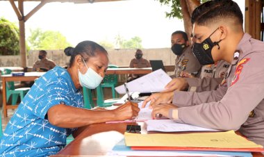 Polres-Lembata-Bagikan-Bantuan-Langsung-Tunai-Kepada-851-Masyarakat-Kabupaten-Lembata.