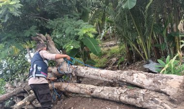 Bantu-Warga-Bakti-Sosial,-Bhabinkamtibmas-Sempatkan-Untuk-Beri-Himbauan-Kamtibmas-Dan-Protkes.