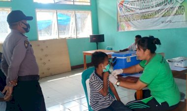 Percepatan-Vaksinasi,-Polsek-Buyasuri-Lakukan-Pengamanan-Giat-Vaksinasi-Massal-Di-Puskesmas-Wairiang.