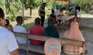 Bhabinkamtibmas-Himbau-Warga-Jaga-Kamtibmas-Dan-Protokol-Kesehatan-Di-Gerai-Vaksinasi.