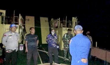 KM.-Sirimau-Tabrak-Karang-Dan-Kandas,-Satuan-Polairud-Polres-Lembata-Lakukan-Upaya-Evakuasi.